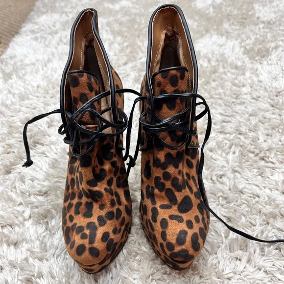 New Unworn Jessica Simpson leopard booties